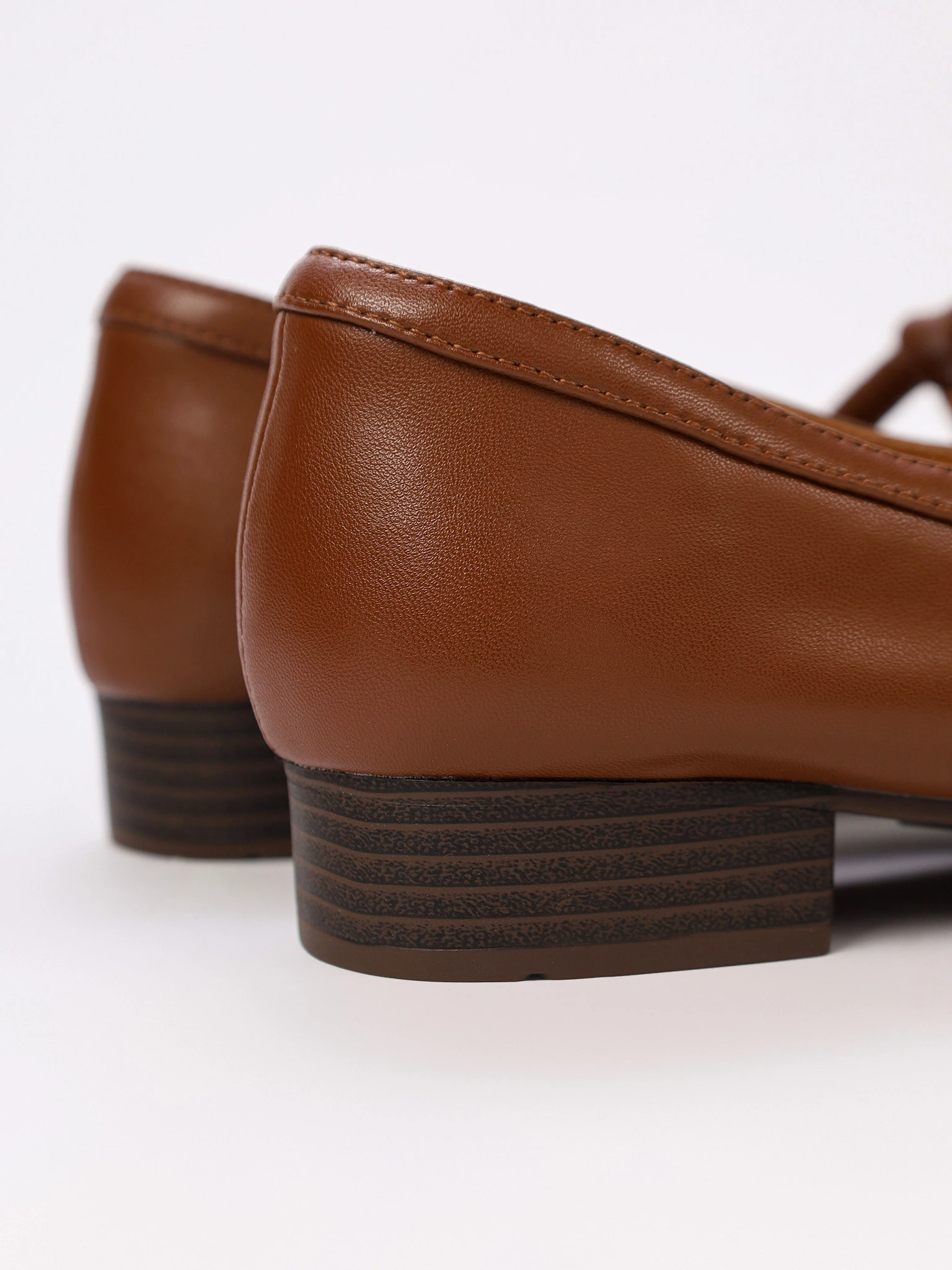 Туфли коричневого цвета на низком каблуке